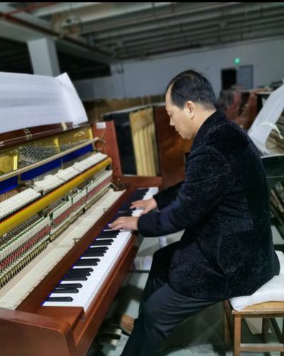领导团参观钢琴工厂 技术交流促产业升级
